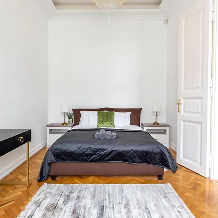 Apartment Luxury Next To The New York Cafe Budapest