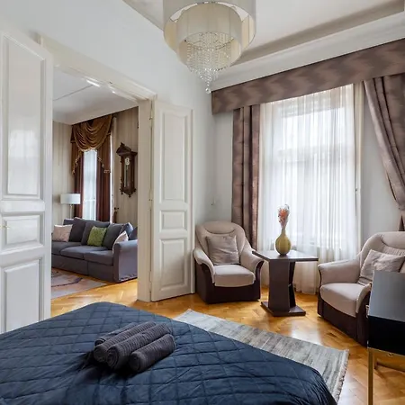Apartment Luxury Next To The New York Cafe