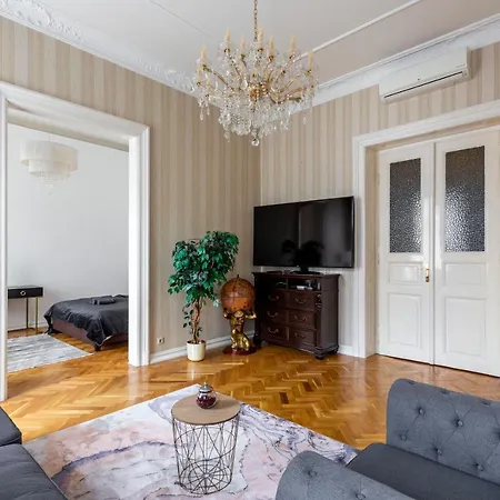 Luxury Next To The New York Cafe Apartment