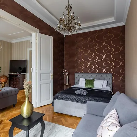 Luxury Next To The New York Cafe
