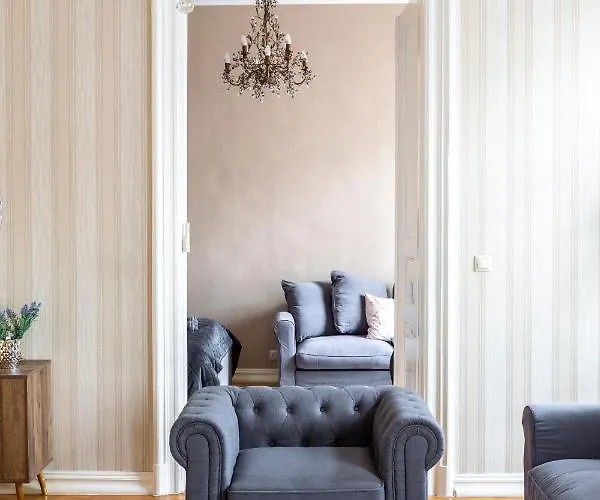 Luxury Next To The New York Café *