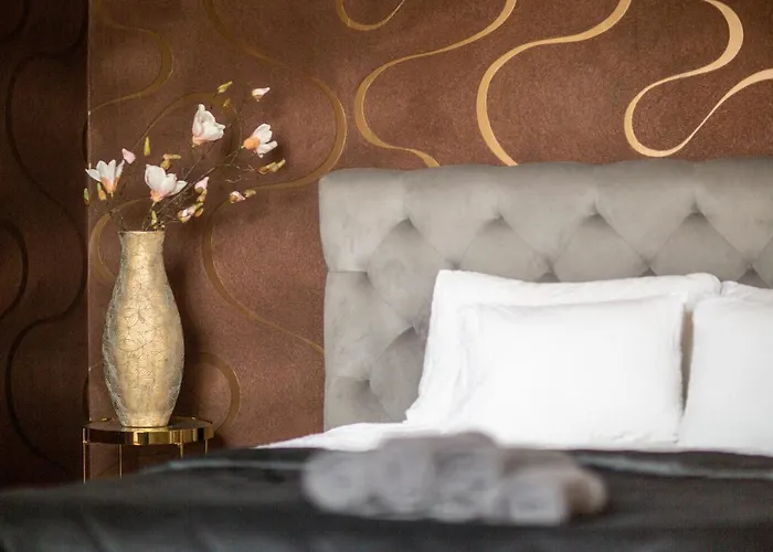 Luxury Next To The New York Café