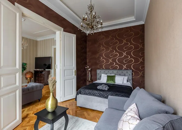 Luxury Next To The New York Café