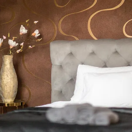 Luxury Next To The New York Cafe