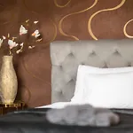 Luxury Next To The New York Cafe